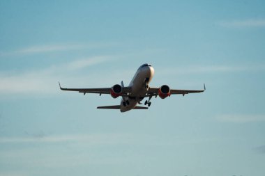 Zürih, İsviçre, 4 Ocak 2024 SE-ROG SAS Scandinavian Airlines Airbus A320-251N uçağı 32 numaralı pistten kalkıyor.
