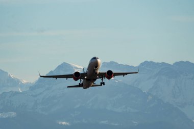 Zürih, İsviçre, 4 Ocak 2024 SE-ROG SAS Scandinavian Airlines Airbus A320-251N uçağı 32 numaralı pistten kalkıyor.