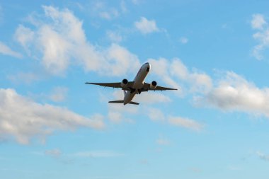 Zürih, İsviçre, 4 Ocak 2024 HB-JNC İsviçreli uluslararası havayolları Boeing 7773DEER uçağı 32 numaralı pistten kalkıyor.
