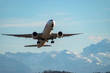 Zürih, İsviçre, 4 Ocak 2024 HB-JNC İsviçreli uluslararası havayolları Boeing 7773DEER uçağı 32 numaralı pistten kalkıyor.
