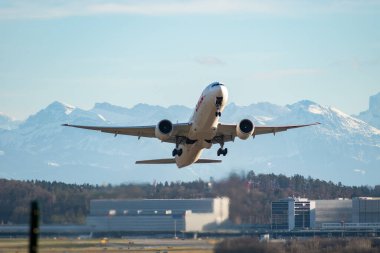 Zürih, İsviçre, 4 Ocak 2024 HB-JNC İsviçreli uluslararası havayolları Boeing 7773DEER uçağı 32 numaralı pistten kalkıyor.