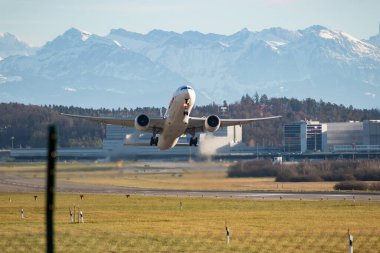 Zürih, İsviçre, 4 Ocak 2024 HB-JNC İsviçreli uluslararası havayolları Boeing 7773DEER uçağı 32 numaralı pistten kalkıyor.