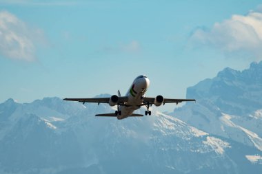 Zürih, İsviçre, 4 Ocak 2024 CS-TNX TAP Air Portugal Airbus A320-214 pistten kalkıyor.