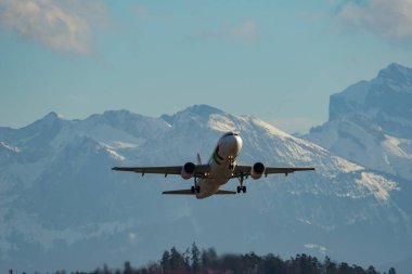 Zürih, İsviçre, 4 Ocak 2024 CS-TNX TAP Air Portugal Airbus A320-214 pistten kalkıyor.