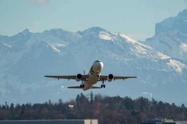 Zürih, İsviçre, 4 Ocak 2024 CS-TNX TAP Air Portugal Airbus A320-214 pistten kalkıyor.