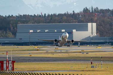 Zürih, İsviçre, 4 Ocak 2024 CS-TNX TAP Air Portugal Airbus A320-214 pistten kalkıyor.