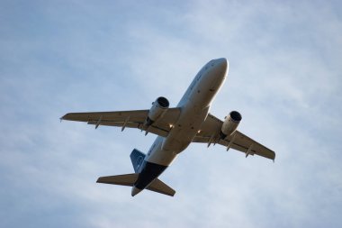 Zürih, İsviçre, 4 Ocak 2024 D-AIBQ Lufthansa Airbus A319-112 Pist 32 'den kalkıyor.