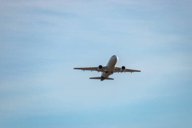 Zürih, İsviçre, 4 Ocak 2024 D-AIBQ Lufthansa Airbus A319-112 Pist 32 'den kalkıyor.