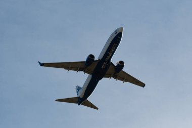 Zürih, İsviçre, 4 Ocak 2024 TC-SOR Sun Express Boeing 737-8AS uçağı 32 numaralı pistten kalkıyor.