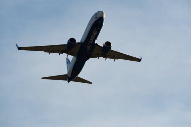 Zürih, İsviçre, 4 Ocak 2024 TC-SOR Sun Express Boeing 737-8AS uçağı 32 numaralı pistten kalkıyor.