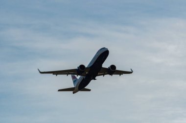 Zürih, İsviçre, 4 Ocak 2024 G-TTNG British Airways Airbus A320251N uçağı 32 numaralı pistten kalkıyor.