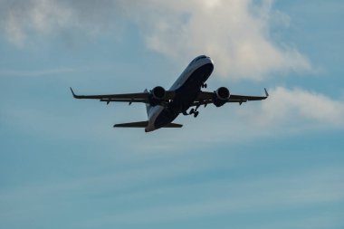 Zürih, İsviçre, 4 Ocak 2024 G-TTNG British Airways Airbus A320251N uçağı 32 numaralı pistten kalkıyor.