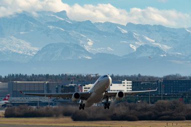 Zürih, İsviçre, 4 Ocak 2024 HB-JHM İsviçreli uluslararası havayolları Airbus A330-343 uçağı 32 nolu pistten kalkıyor.
