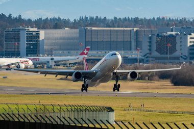 Zürih, İsviçre, 4 Ocak 2024 HB-JHM İsviçreli uluslararası havayolları Airbus A330-343 uçağı 32 nolu pistten kalkıyor.