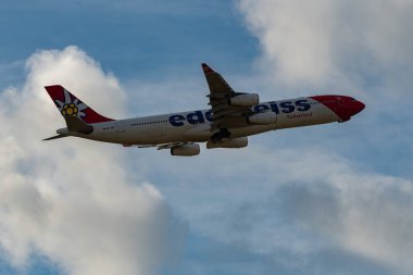 Zürih, İsviçre, 4 Ocak 2024 HB-JMD Edelweiss Air Airbus A340-313X uçağı 34 numaralı pistten kalkıyor.