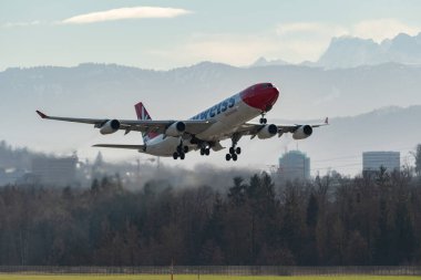 Zürih, İsviçre, 4 Ocak 2024 HB-JMD Edelweiss Air Airbus A340-313X uçağı 34 numaralı pistten kalkıyor.