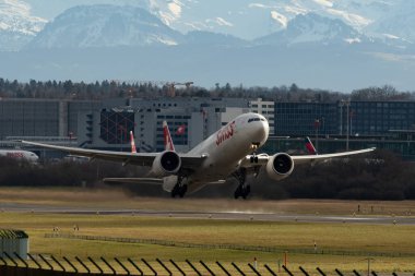 Zürih, İsviçre, 4 Ocak 2024 HB-JNH İsviçreli uluslararası havayolları Boeing 777-3DEER uçağı 32 numaralı pistten kalkıyor.