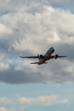 Zürih, İsviçre, 4 Ocak 2024 HB-JCS İsviçreli uluslararası havayolları Bombardıman uçağı CS-300 veya Airbus A220 uçağı 32 nolu pistten kalkıyor.