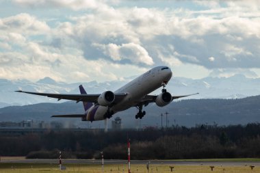 Zürih, İsviçre, 4 Ocak 2024 HS-TKR Tayland Havayolları Boeing 777-3ALER uçağı 32 numaralı pistten kalkıyor.