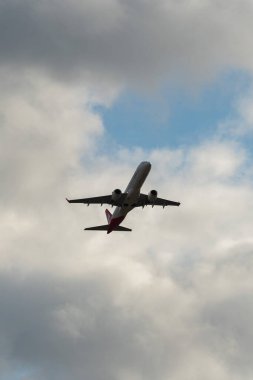 Zürih, İsviçre, 4 Ocak 2024 HB-JVO Helvetic Airways Embraer E190LR uçağı 32 numaralı pistten kalkıyor.