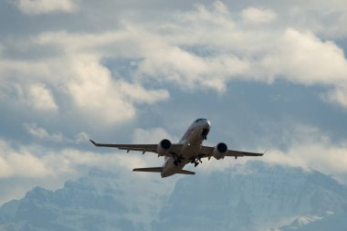 Zürih, İsviçre, 4 Ocak 2024 HB-JBD İsviçreli uluslararası havayolları Bombacı CS-100 veya Airbus A220 uçağı 32 nolu pistten kalkıyor.