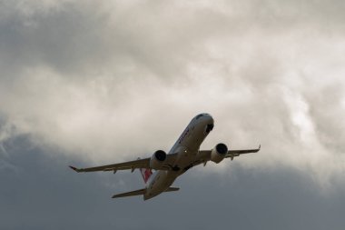 Zürih, İsviçre, 4 Ocak 2024 HB-JCI İsviçreli uluslararası havayolları Bombacı CS-300 veya Airbus A220 uçağı 32 nolu pistten kalkıyor.