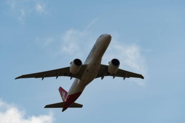 Zürih, İsviçre, 4 Ocak 2024 HB-AZB Helvetic Havayolları Embraer E190-E2 uçağı 32 numaralı pistten kalkıyor.