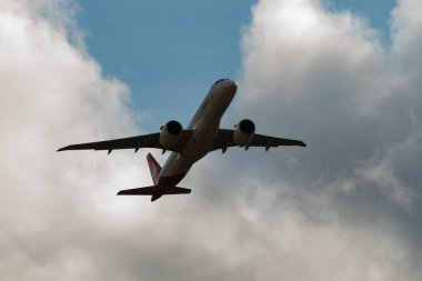 Zürih, İsviçre, 4 Ocak 2024 HB-AZB Helvetic Havayolları Embraer E190-E2 uçağı 32 numaralı pistten kalkıyor.