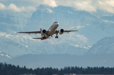 Zürih, İsviçre, 4 Ocak 2024 HB-AZB Helvetic Havayolları Embraer E190-E2 uçağı 32 numaralı pistten kalkıyor.