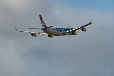 Zürih, İsviçre, 4 Ocak 2024 HB-JMC Edelweiss Air Airbus A340-313X uçağı 34 numaralı pistten kalkıyor.