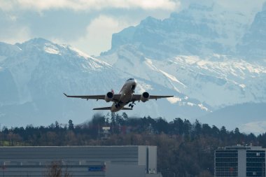Zürih, İsviçre, 4 Ocak 2024 HB-JBE İsviçreli uluslararası havayolları Bombacı CS-100 veya Airbus A220 uçağı 32 nolu pistten kalkıyor.