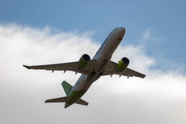 Zürih, İsviçre, 4 Ocak 2024 YL-AAV Hava Baltık Bombacısı CS-300 veya Airbus A220 uçağı 32 numaralı pistten kalkıyor.