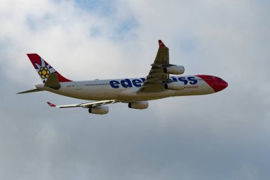 Zürih, İsviçre, 4 Ocak 2024 HB-JMC Edelweiss Air Airbus A340-313X uçağı 34 numaralı pistten kalkıyor.