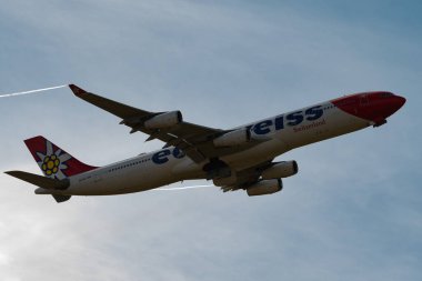 Zürih, İsviçre, 4 Ocak 2024 HB-JMC Edelweiss Air Airbus A340-313X uçağı 34 numaralı pistten kalkıyor.
