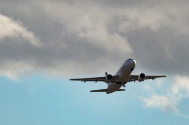 Zürih, İsviçre, 4 Ocak 2024 HB-IJO İsviçre Star Alliance Airbus A320-214 pistten kalkıyor.