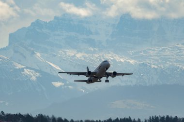 Zürih, İsviçre, 4 Ocak 2024 HB-IJO İsviçre Star Alliance Airbus A320-214 pistten kalkıyor.