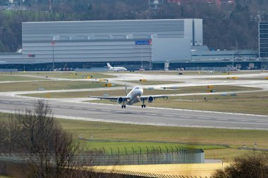 Zürih, İsviçre, 4 Ocak 2024 HB-IJO İsviçre Star Alliance Airbus A320-214 pistten kalkıyor.