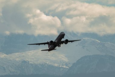 Zürih, İsviçre, 4 Ocak 2024 HB-AZL Helvetic Havayolları Embraer E195-E2 uçağı 32 numaralı pistten kalkıyor.