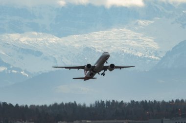 Zürih, İsviçre, 4 Ocak 2024 HB-AZL Helvetic Havayolları Embraer E195-E2 uçağı 32 numaralı pistten kalkıyor.