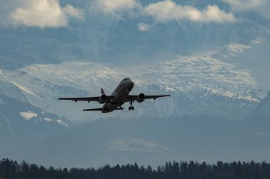 Zürih, İsviçre, 4 Ocak 2024 HB-IJL İsviçreli uluslararası havayolları Airbus A320-214 uçağı 32 numaralı pistten kalkıyor.