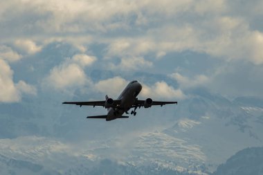 Zürih, İsviçre, 4 Ocak 2024 HB-IJL İsviçreli uluslararası havayolları Airbus A320-214 uçağı 32 numaralı pistten kalkıyor.