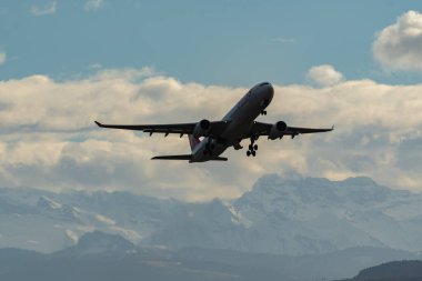 Zürih, İsviçre, 4 Ocak 2024 HB-JHI İsviçreli uluslararası havayolları Airbus A330-343 uçağı 32 nolu pistten kalkıyor.