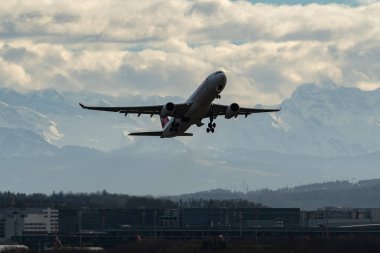 Zürih, İsviçre, 4 Ocak 2024 HB-JHI İsviçreli uluslararası havayolları Airbus A330-343 uçağı 32 nolu pistten kalkıyor.