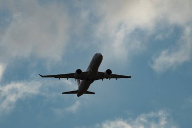 Zürih, İsviçre, 4 Ocak 2024 HB-JCT İsviçreli uluslararası havayolu Bombacısı CS-300 veya Airbus A220 uçağı bulutlu bir günde 32 numaralı pistten kalkıyor.