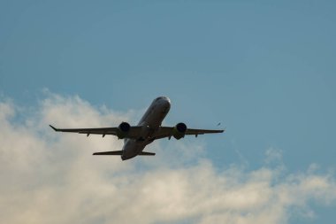 Zürih, İsviçre, 4 Ocak 2024 YL-AAAO Hava Baltık Bombacısı CS-300 veya Airbus A220 uçağı 32 nolu pistten kalkıyor.