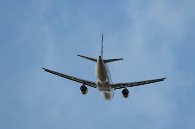 Zürih, İsviçre, 4 Ocak 2024 HB-IHX Edelweiss Air Airbus A320-214 Pist 32 'den kalkıyor.