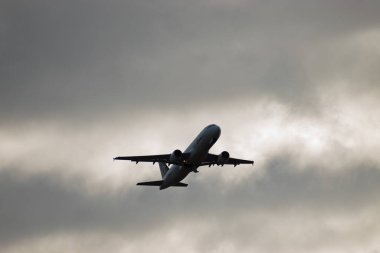 Zürih, İsviçre, 4 Ocak 2024 İsviçre Star Alliance Airbus A320-214, bulutlu bir günde 32 numaralı pistten kalkıyor.