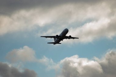 Zürih, İsviçre, 4 Ocak 2024 İsviçre Star Alliance Airbus A320-214, bulutlu bir günde 32 numaralı pistten kalkıyor.