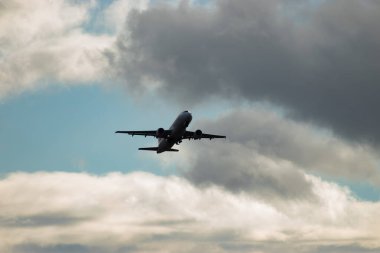 Zürih, İsviçre, 4 Ocak 2024 İsviçre Uluslararası Havayolları Airbus A32-214 bulutlu bir günde kalkıyor.