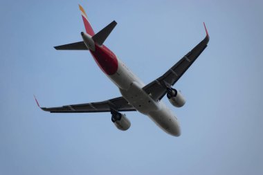 Zürih, İsviçre, 4 Ocak 2024 EC-NTO Iberia Airbus A320-251N uçağı bulutlu bir günde 32 numaralı pistten kalkıyor.